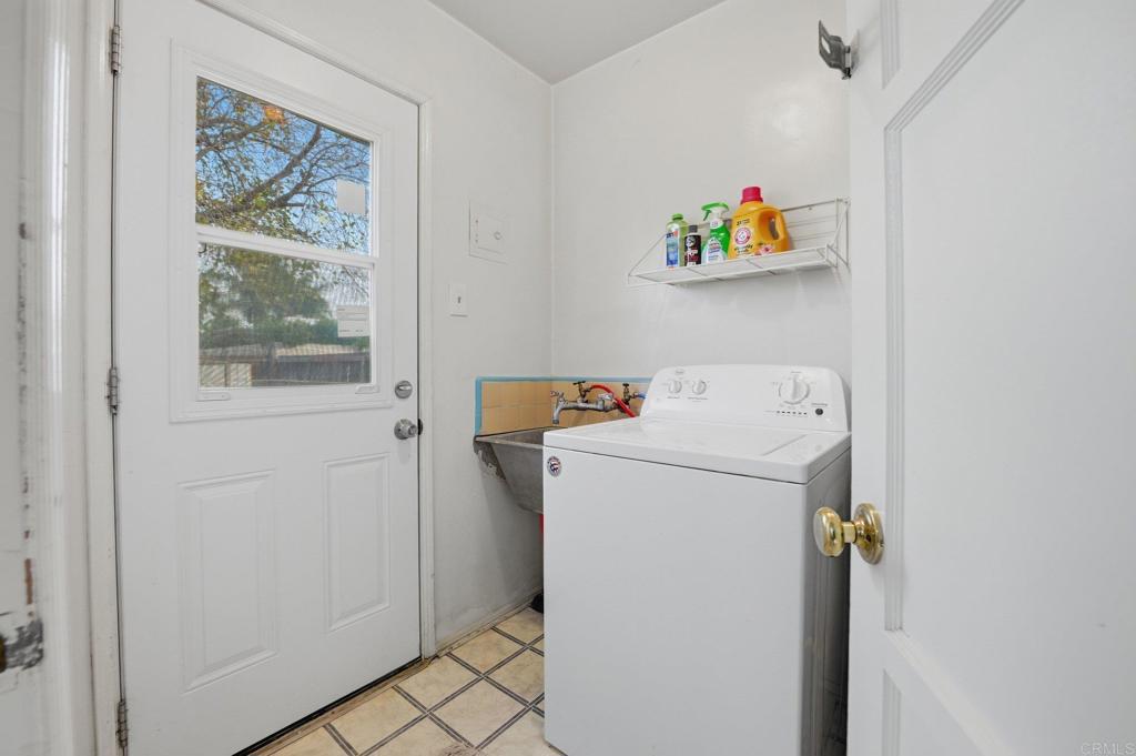 6974 Capistrano Way Riverside, CA 92504 - Photo 11 of 24 a utility room with dryer and washer