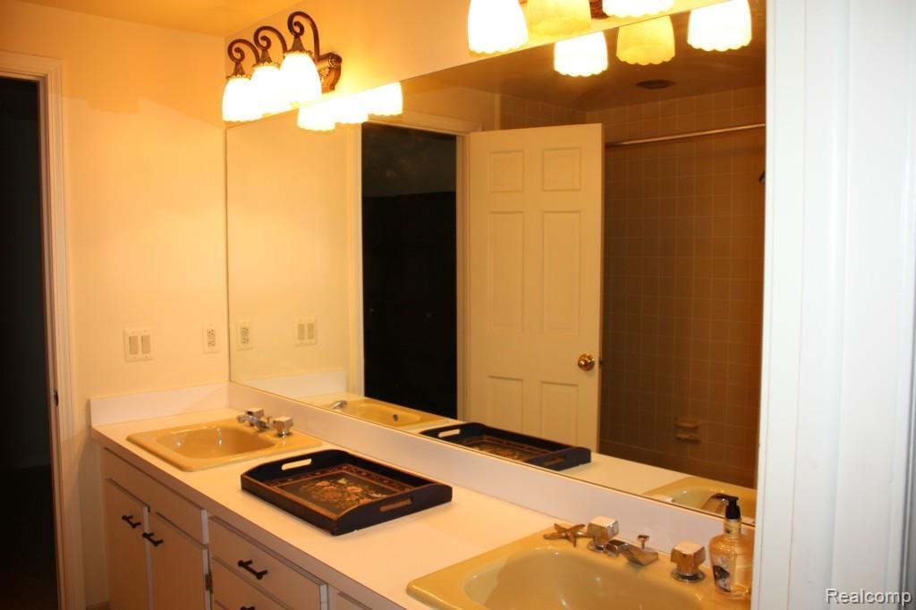 794 Dutton Road Rochester, MI 48306 - Photo 23 of 36