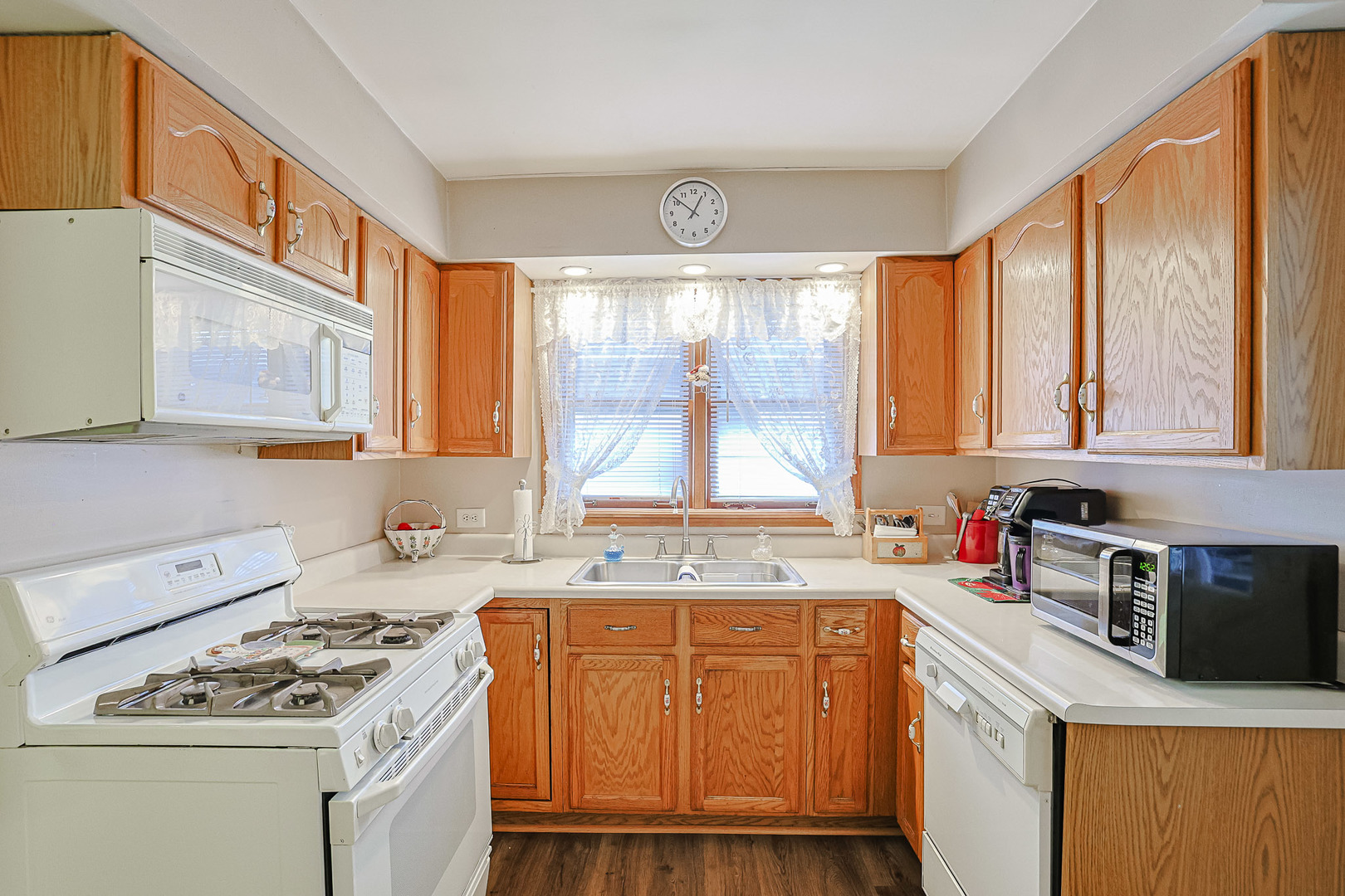 37 North Addison Road Villa Park, IL 60181 - Photo 5 of 25 Gallery Image 5
