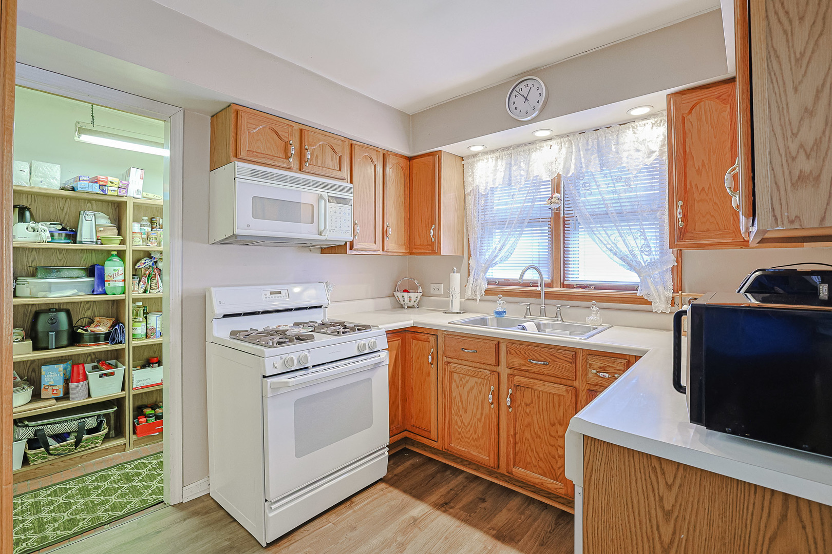 37 North Addison Road Villa Park, IL 60181 - Photo 6 of 25 Gallery Image 6