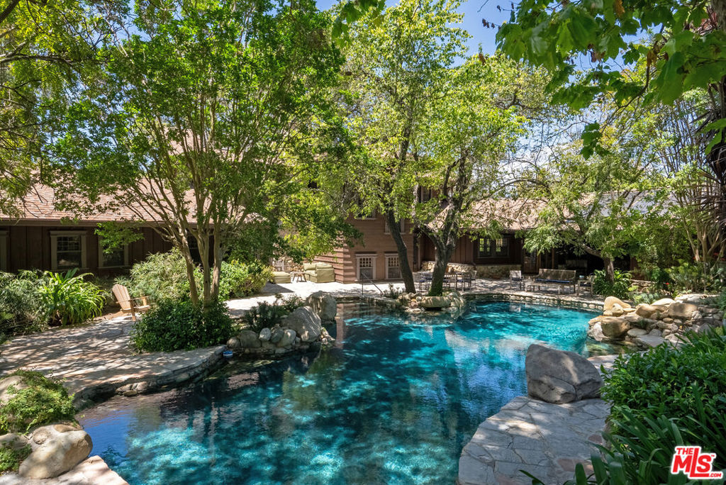 15454 South Mountain Road Santa Paula, CA 93060 - Photo 35 of 65 a view of backyard with sitting area