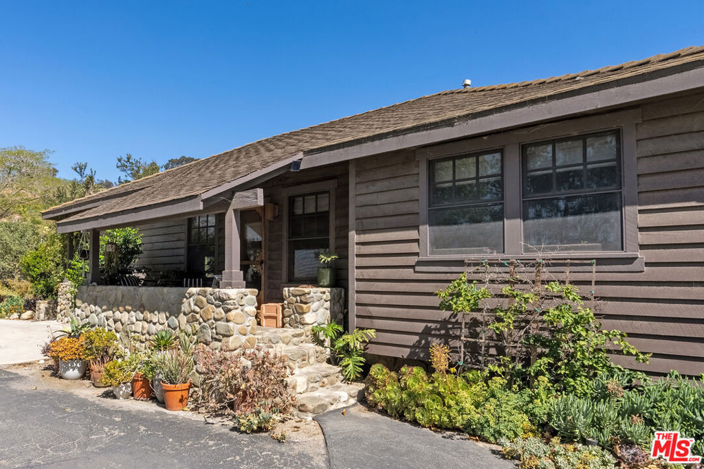 15454 South Mountain Road Santa Paula, CA 93060 - Photo 42 of 65 front view of a house