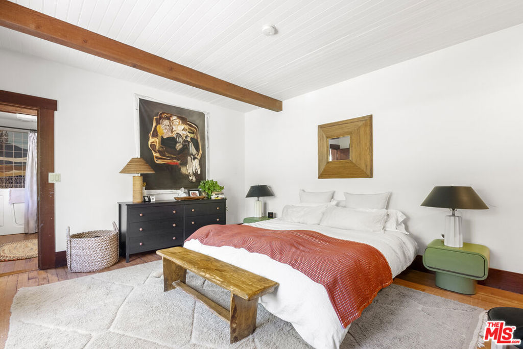 15454 South Mountain Road Santa Paula, CA 93060 - Photo 47 of 65 a bedroom with a bed and a lamp on table