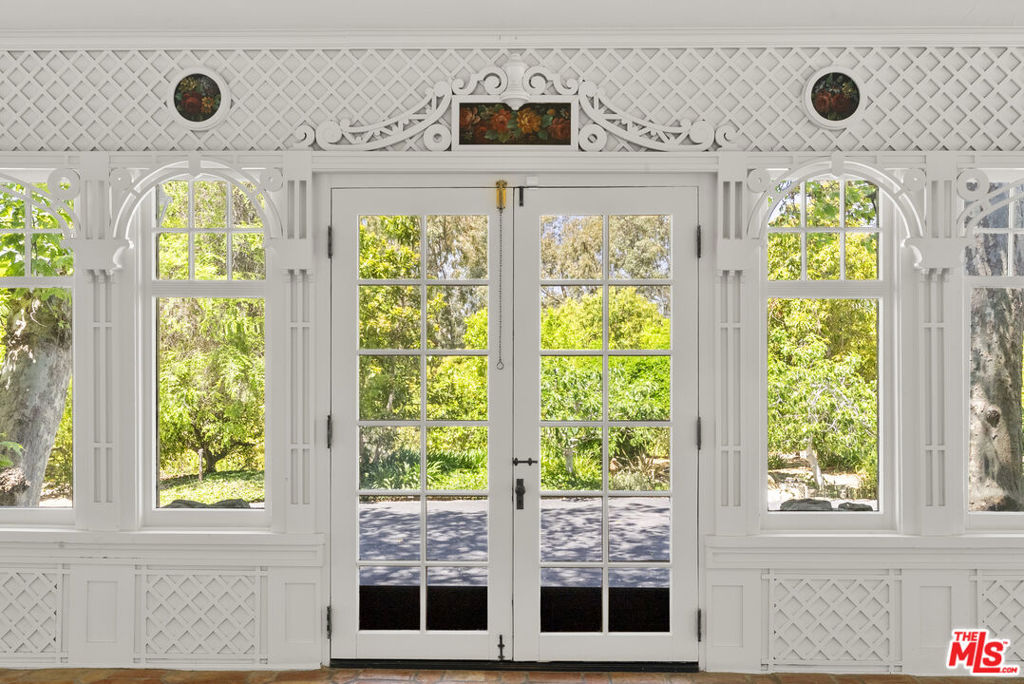 15454 South Mountain Road Santa Paula, CA 93060 - Photo 5 of 65 a view of a livingroom with a window and wooden floor