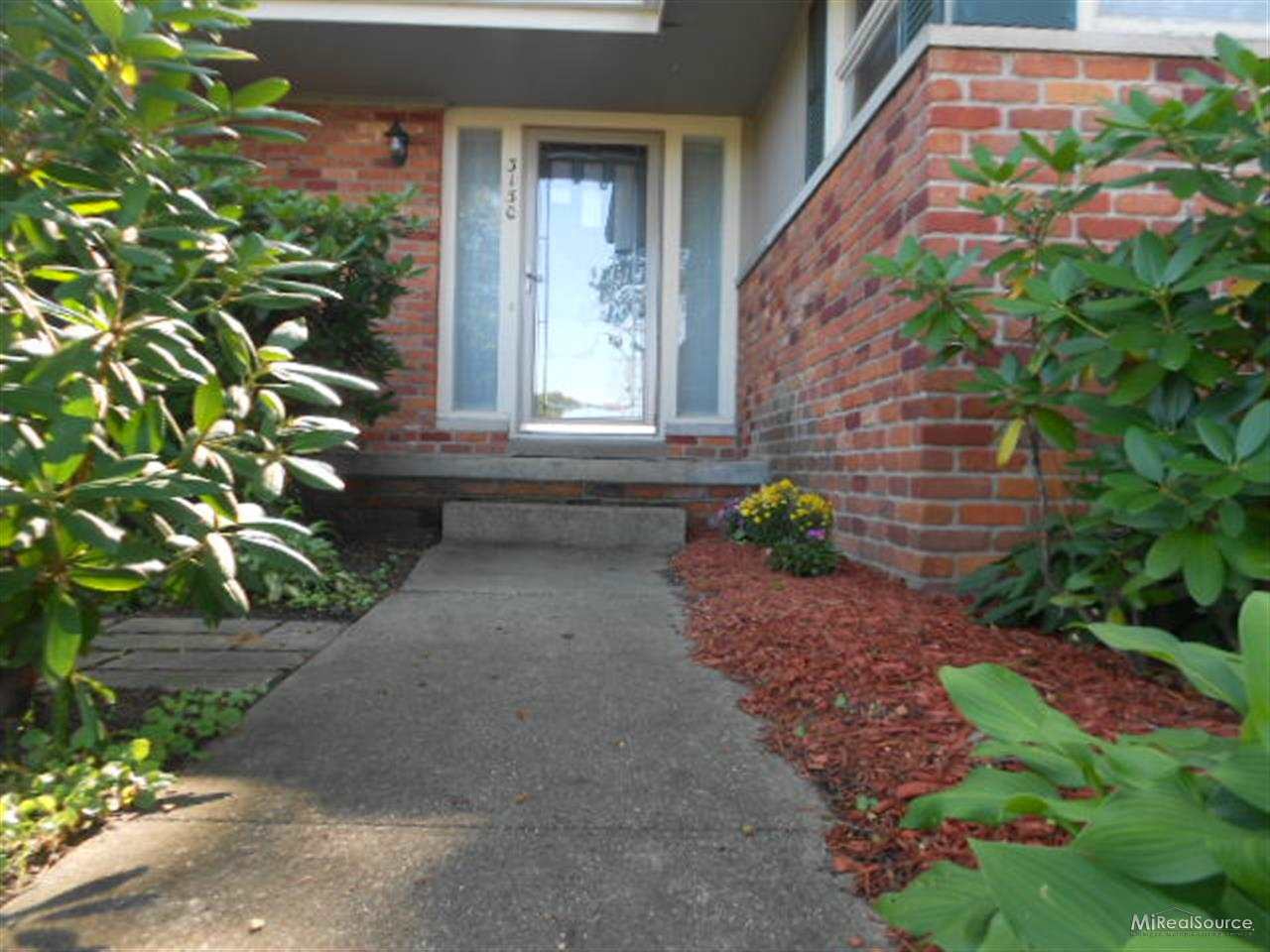 3130 Riverside Drive Port Huron, MI 48060 - Photo 6 of 24 31159734-5.JPG