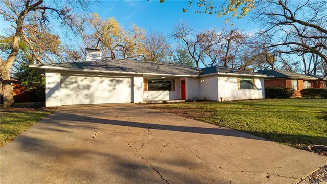 a view of house with a garden