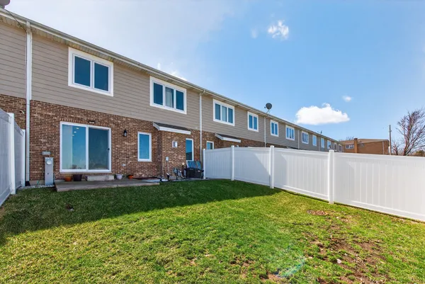 $459,900 | 8166 West 87th Street, Unit 8166, Hickory Hills, IL 60457