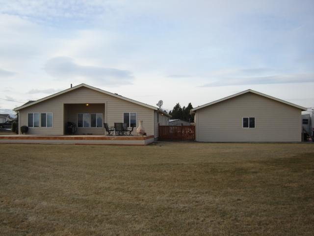15240 Fisk Road Yakima, WA 98908 - Photo 4 of 13 a house view with a garden space