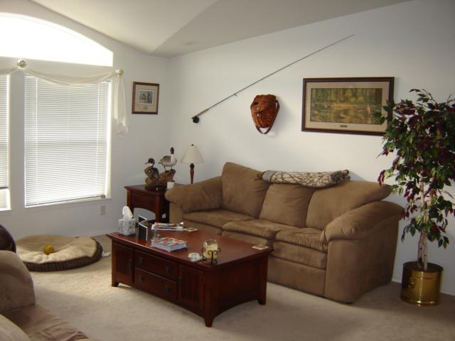 15240 Fisk Road Yakima, WA 98908 - Photo 10 of 13 a living room with furniture and a potted plant