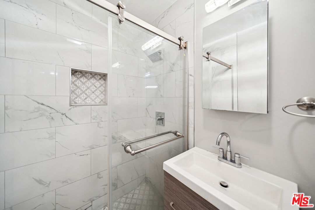 326 South Serrano Avenue, Unit 4 Los Angeles, CA 90020 - Photo 12 of 13