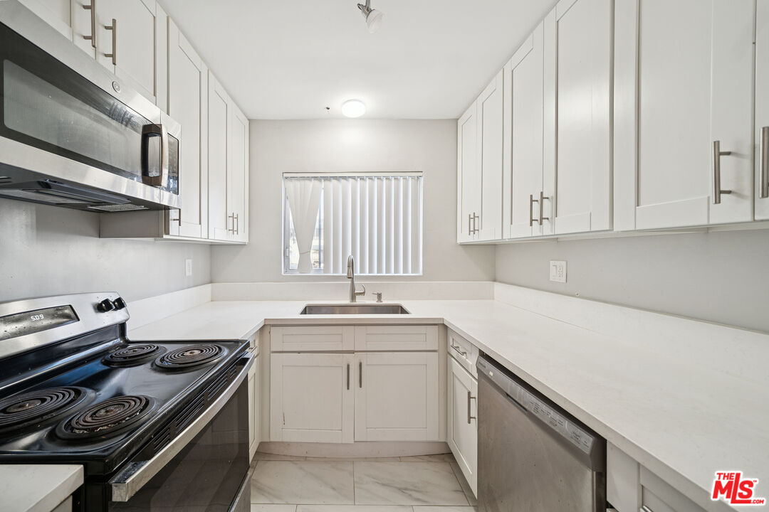 326 South Serrano Avenue, Unit 4 Los Angeles, CA 90020 - Photo 4 of 13