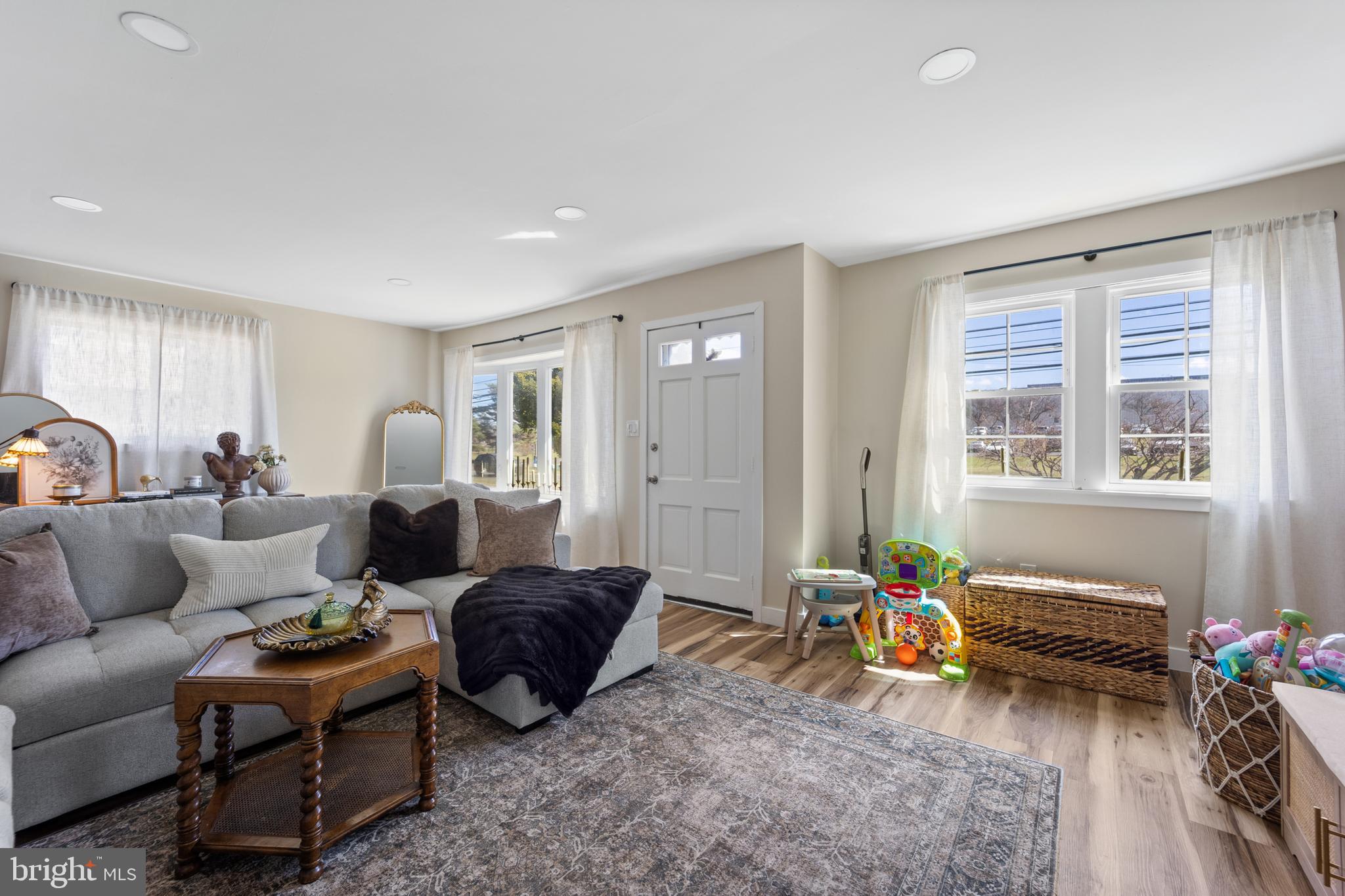 1012 Mearns Road Warminster, PA 18974 - Photo 4 of 28