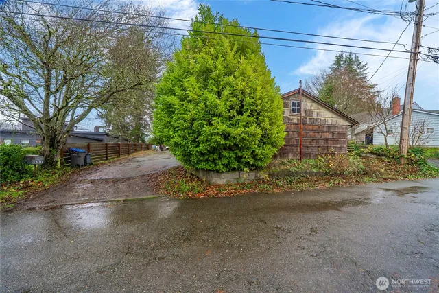 a view of a house with backyard and trees