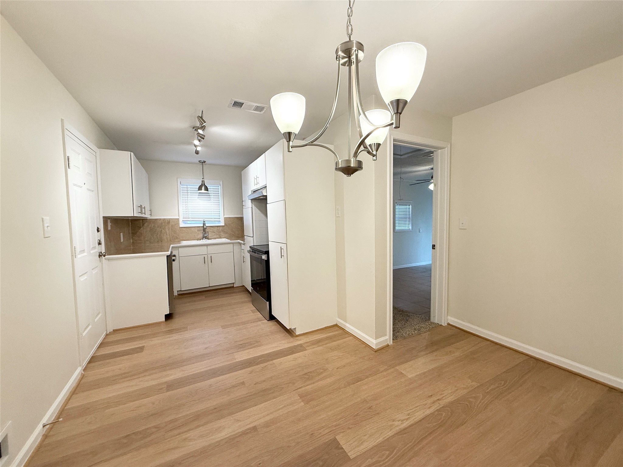 8 Piney Way Angleton, TX 77515 - Photo 6 of 24 Gallery Image 6