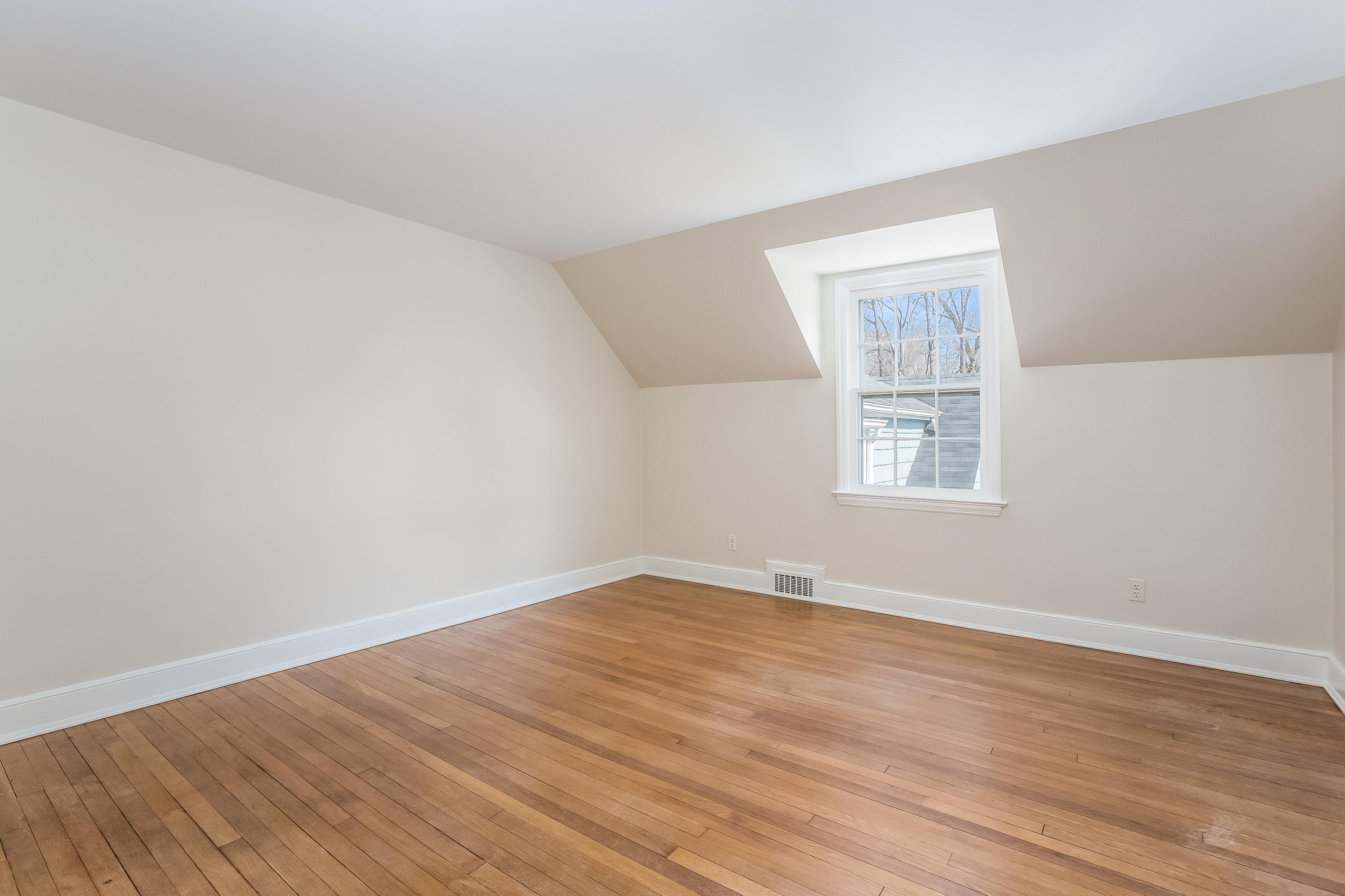 14 Meadowbrook Road Darien, CT 06820 - Photo 30 of 40 an empty room with wooden floor and windows