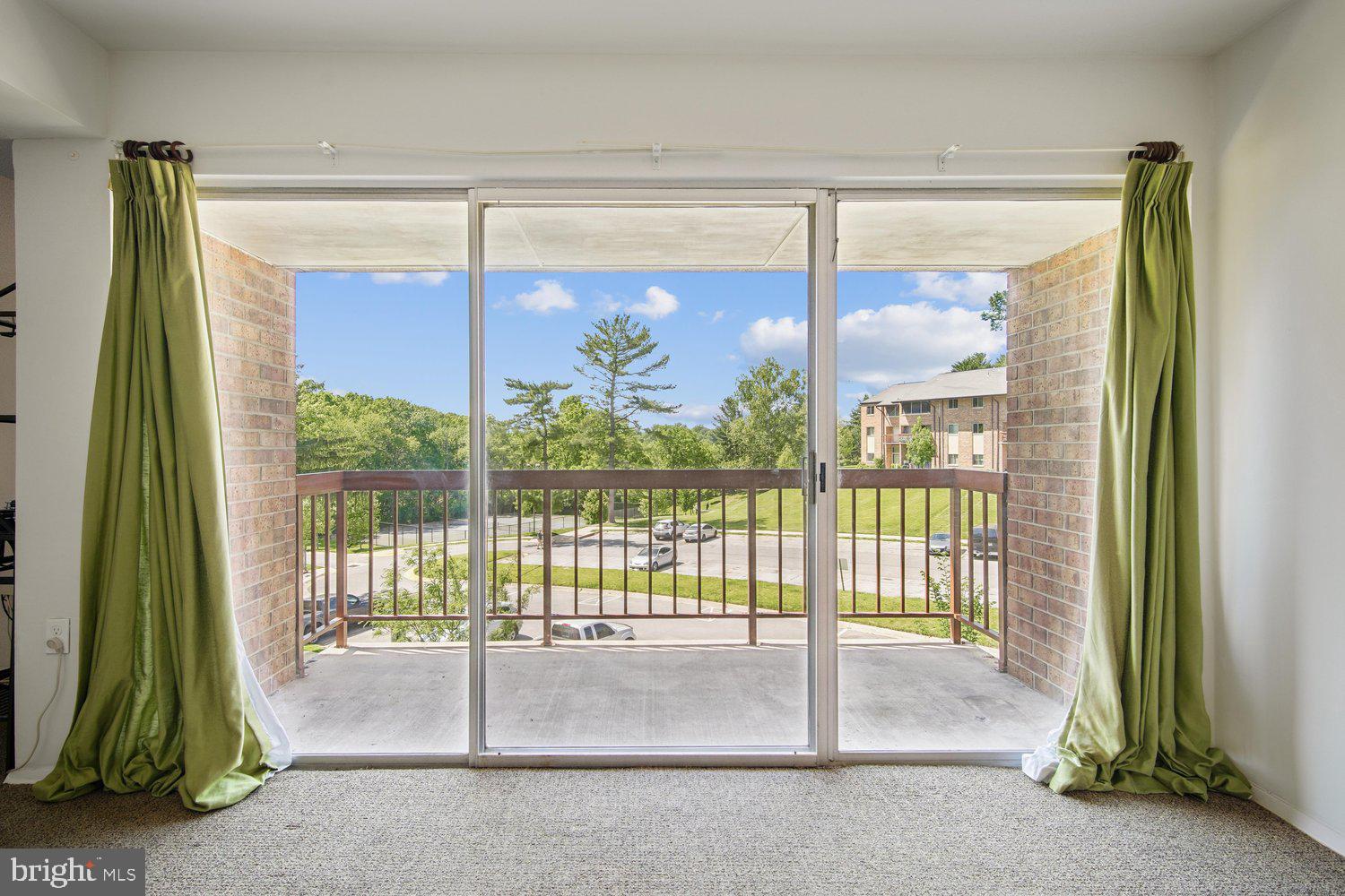 9926 Walker House Road, Unit 99263 Gaithersburg, MD 20886 - Photo 11 of 63 Living Room