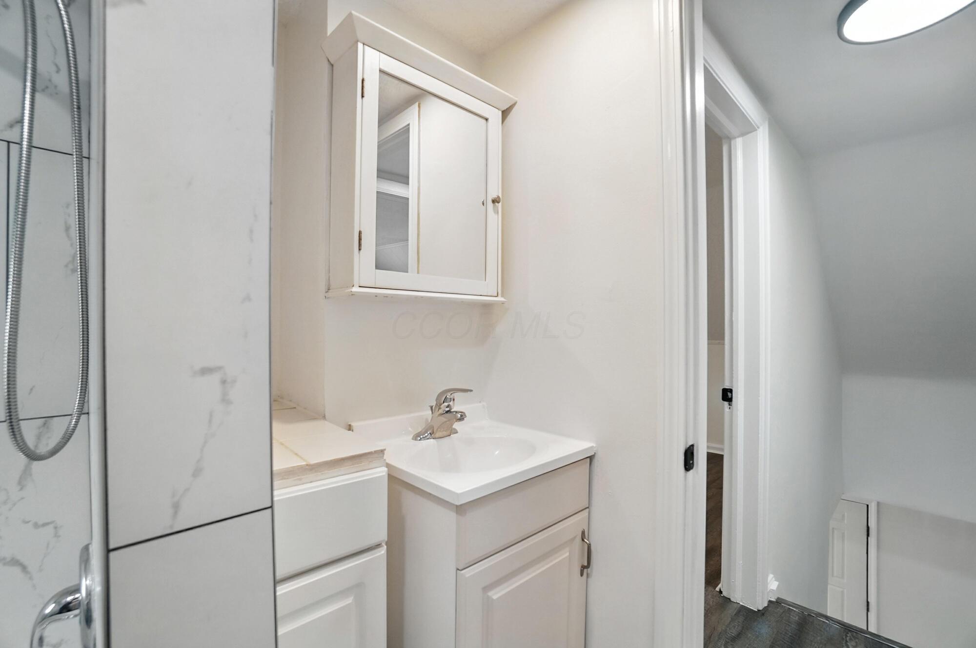 905 Kinnear Road Columbus, OH 43212 - Photo 31 of 67 Second Floor Full Bath