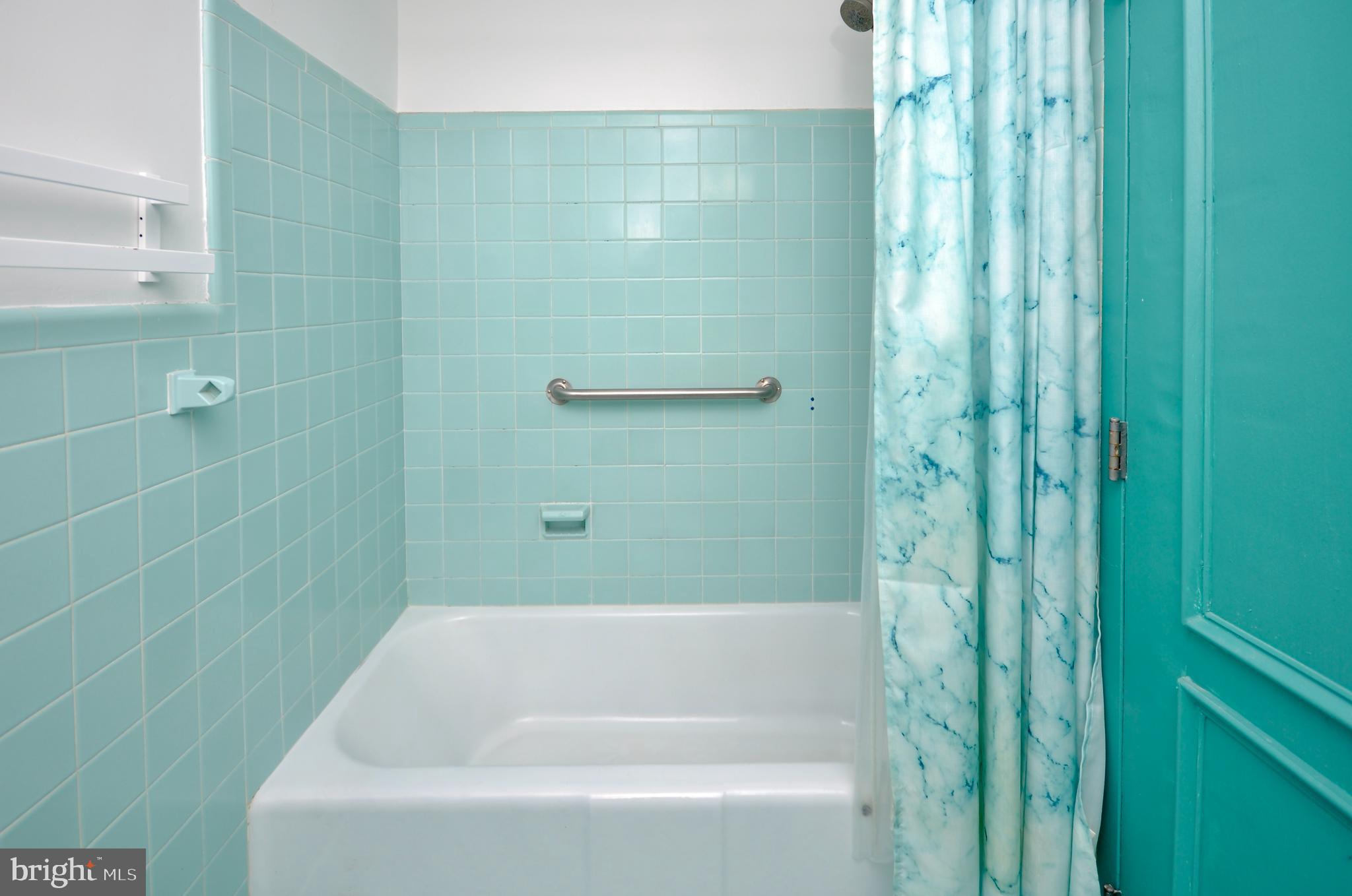 7900 Old York Road, Unit 608B Elkins Park, PA 19027 - Photo 9 of 19 a bathroom with a bathtub