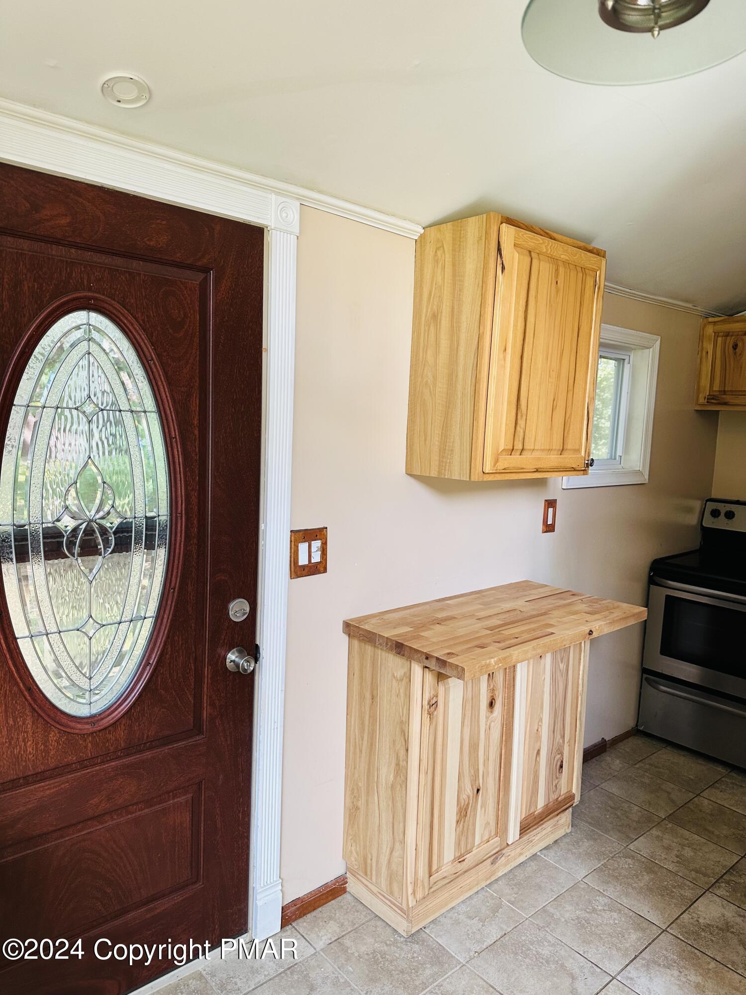 155 Sunrise Drive Milford, PA 18337 - Photo 5 of 16 a bathroom with a sink a mirror and a bathtub