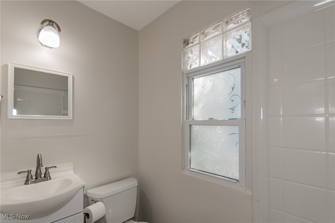 1379 Lander Road Cleveland, OH 44124 - Photo 24 of 40 Full Bathroom