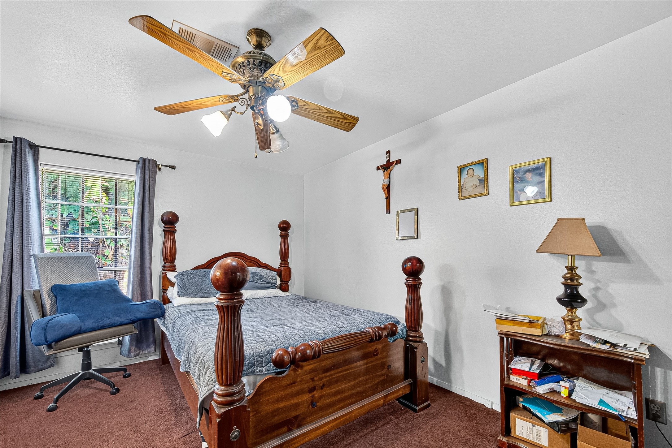 8222 La Roche Lane Houston, TX 77036 - Photo 12 of 32 a living room with furniture and a window