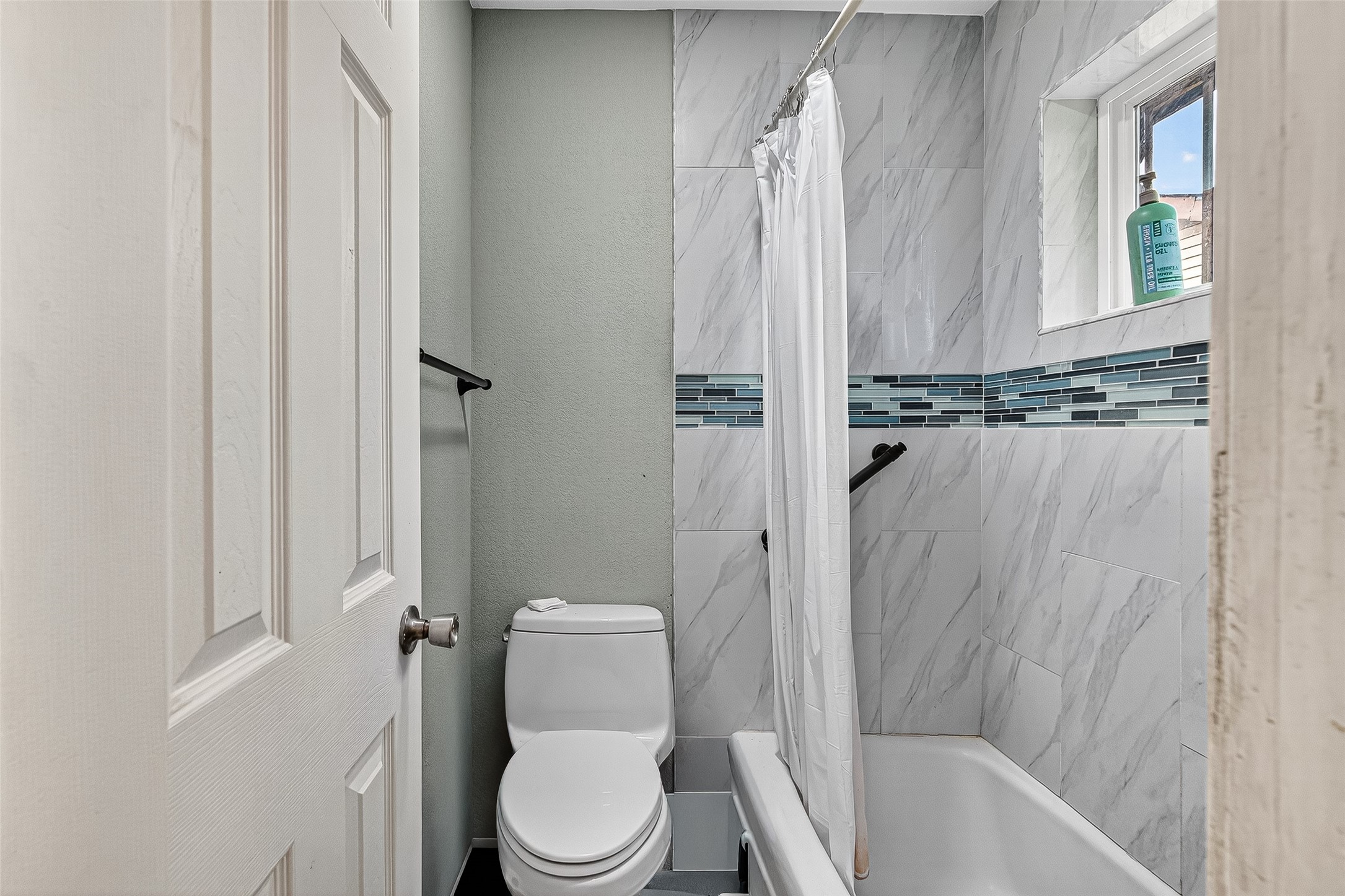 8222 La Roche Lane Houston, TX 77036 - Photo 15 of 32 a bathroom with a toilet a sink and bathtub