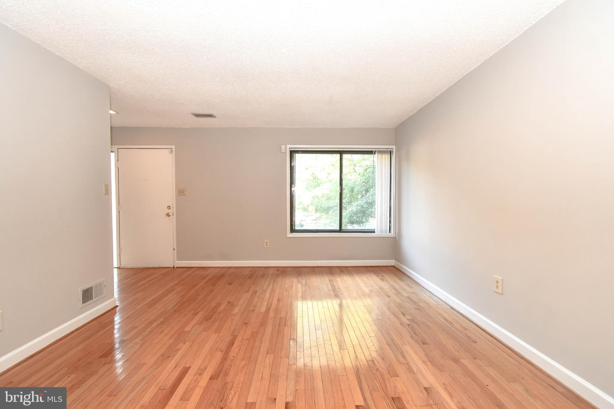 2218 White Cornus Lane Reston, VA 20191 - Photo 8 of 35 Living room
