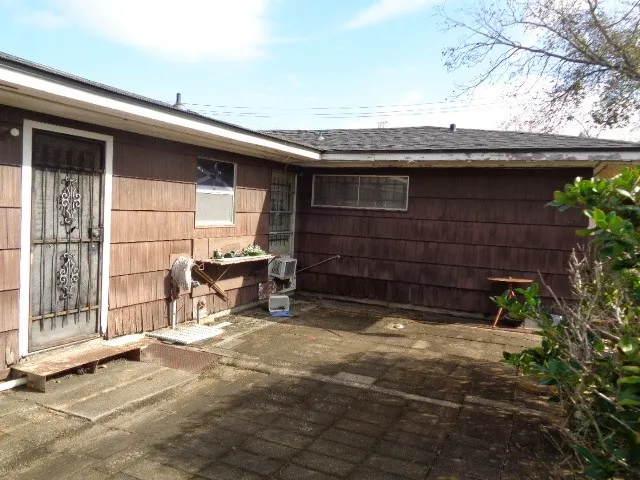 a view of a back yard