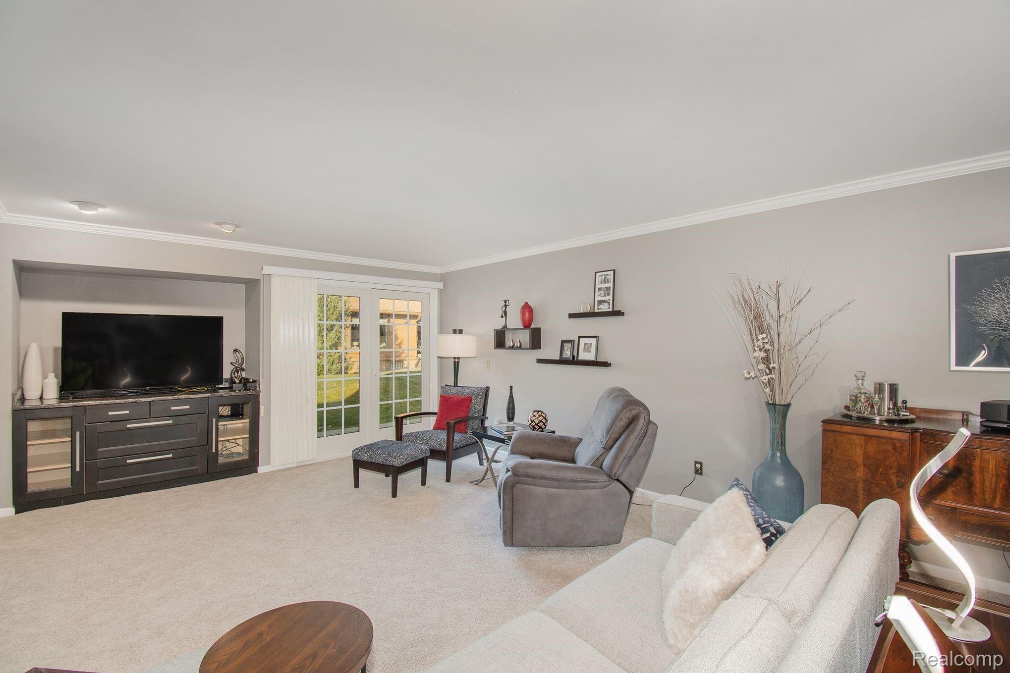 2191 London Bridge Drive Rochester, MI 48307 - Photo 10 of 31 London Bridge- living2.jpeg