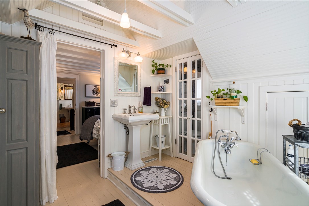 49 Vick Park B Rochester, NY 14607 - Photo 29 of 45 Bedroom Suite Bath