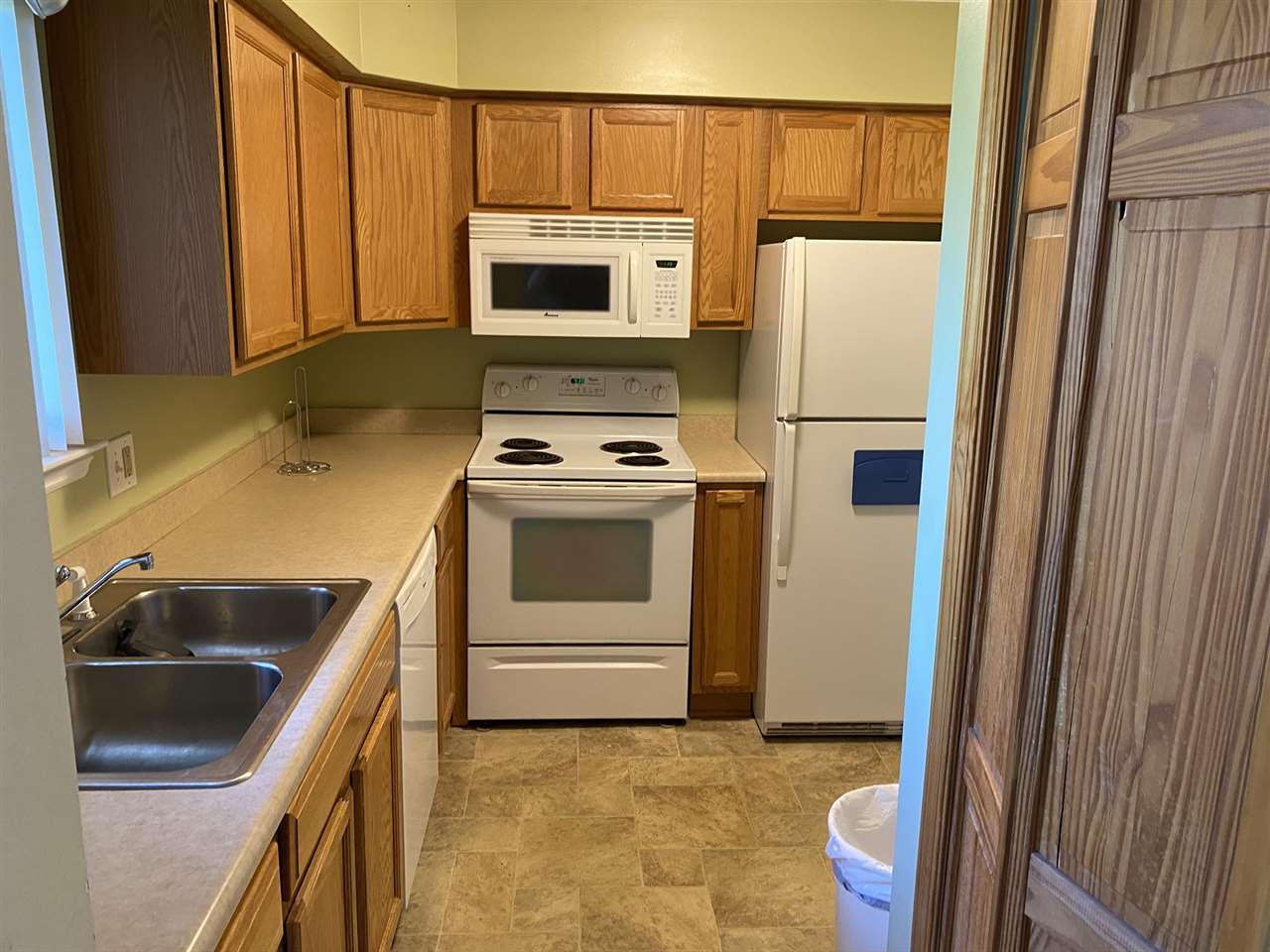 1574 O'Neil Circle Rochester, MI 48307 - Photo 5 of 20 Kitchen 2
