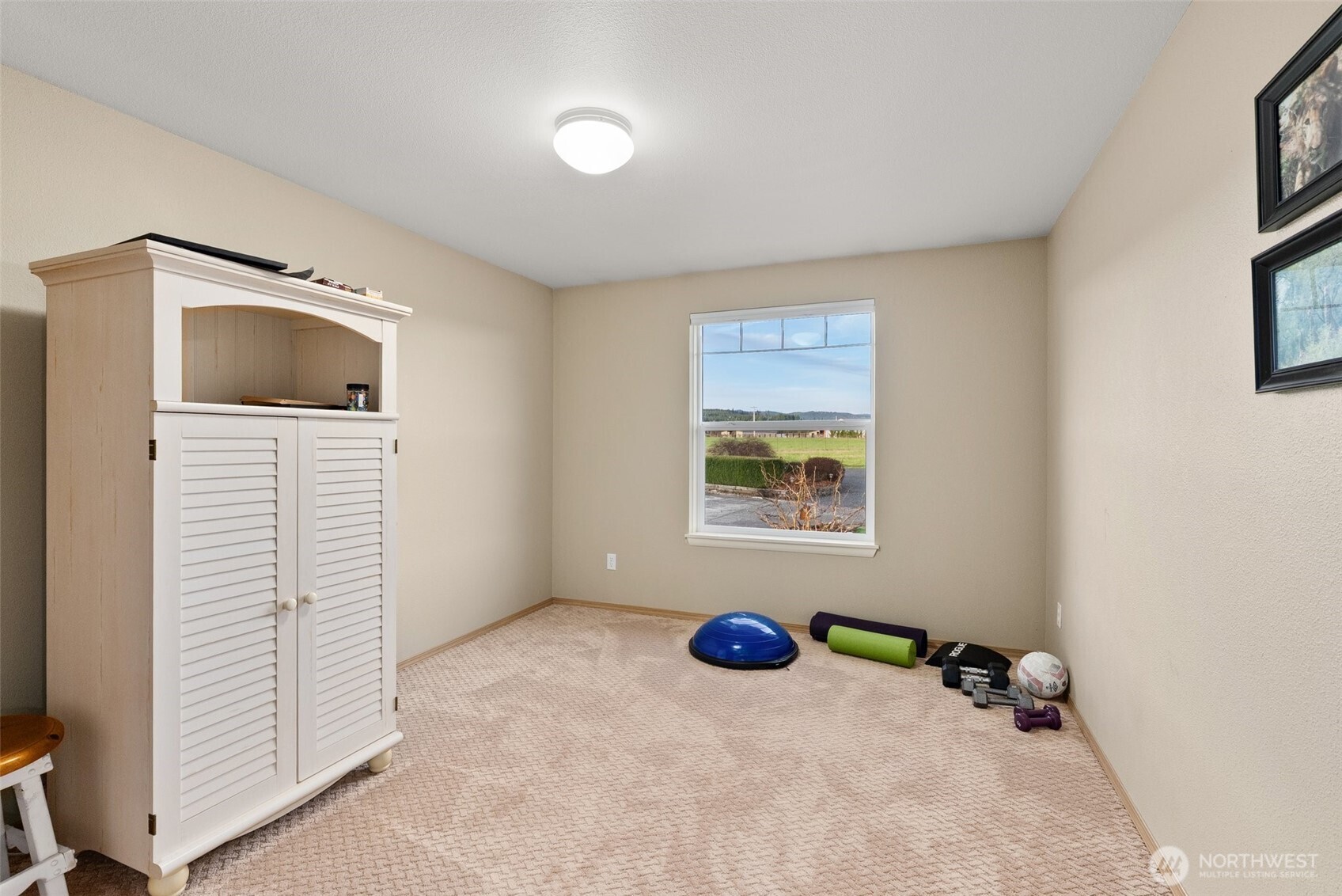 198 Short Road Onalaska, WA 98570 - Photo 21 of 40 a view of a livingroom with a workspace