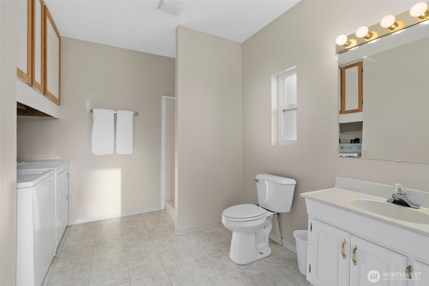 198 Short Road Onalaska, WA 98570 - Photo 26 of 40 a bathroom with a toilet sink and mirror