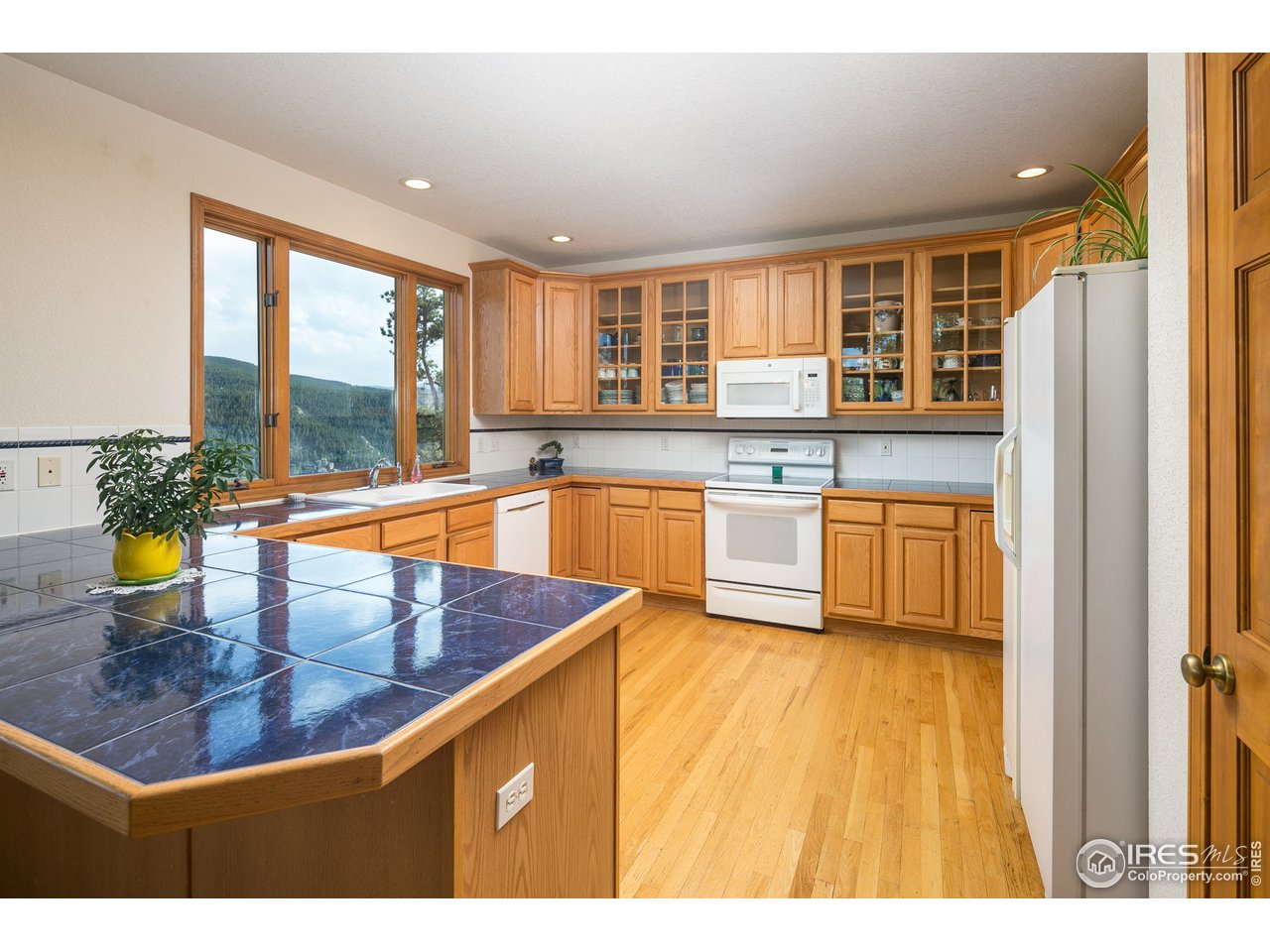 3612 Ridge Road Nederland, CO 80466 - Photo 12 of 40 Large country-style kitchen with bar seating