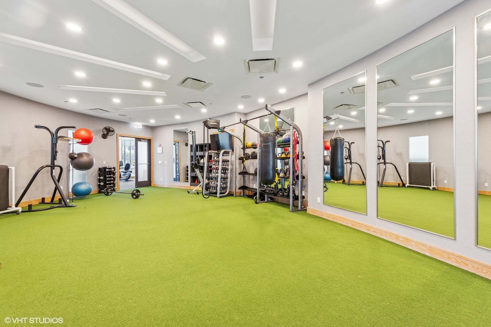 401 North Wabash Avenue, Unit 80B Chicago, IL 60611 - Photo 32 of 34 a view of a room with gym equipment