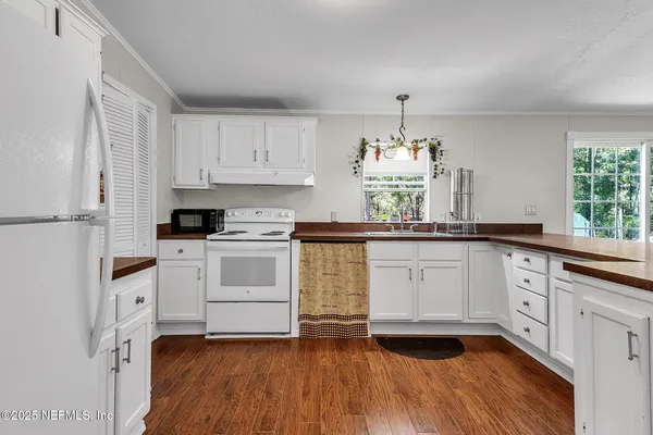 $229,000 | 141 Cherokee Drive, Interlachen, FL 32148