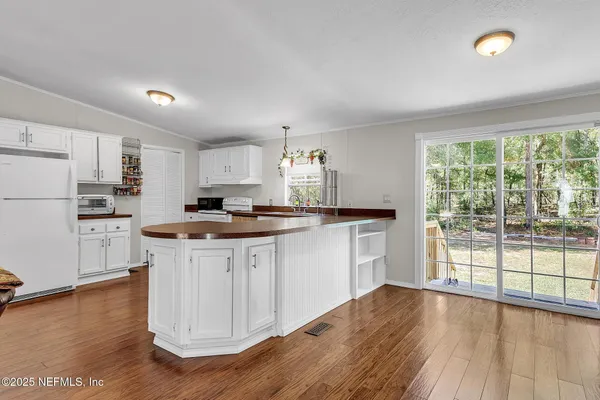 $229,000 | 141 Cherokee Drive, Interlachen, FL 32148