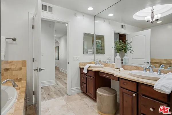 $1,029,000 | 12021 Guerin Street, Unit 102, Studio City, CA 91604