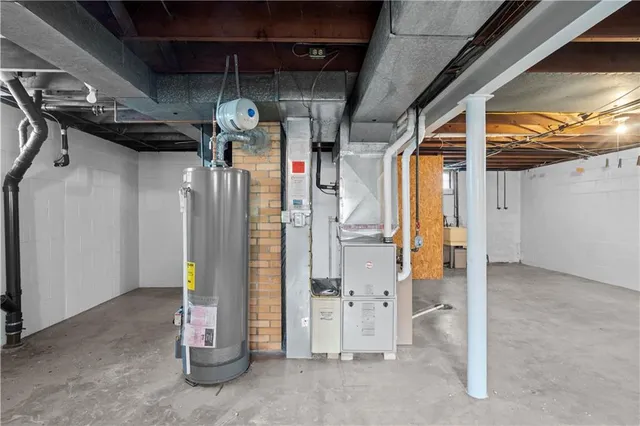 a view of an house with backyard porch and garden