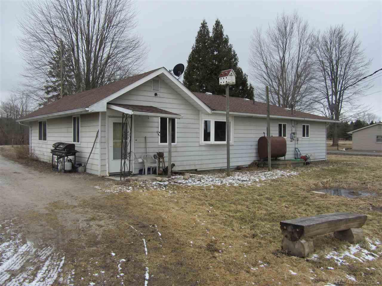22075 McPhall Road Armada, MI 48005 - Photo 2 of 14 31373501-1.JPG