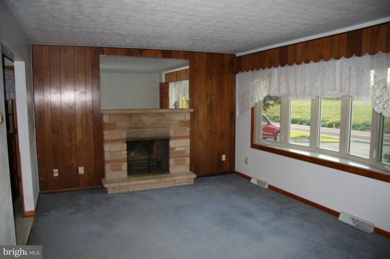 17005 Spielman Road Fairplay, MD 21733 - Photo 8 of 17 Living Room