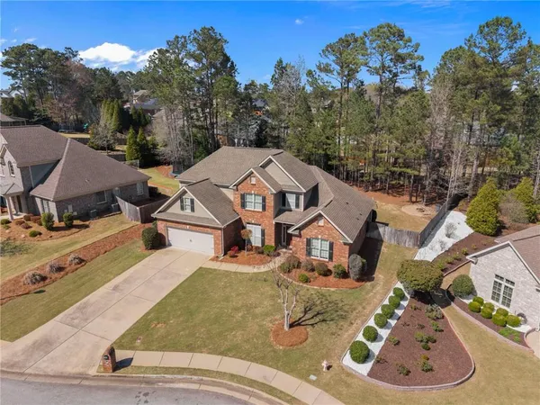 a view of a house with a yard