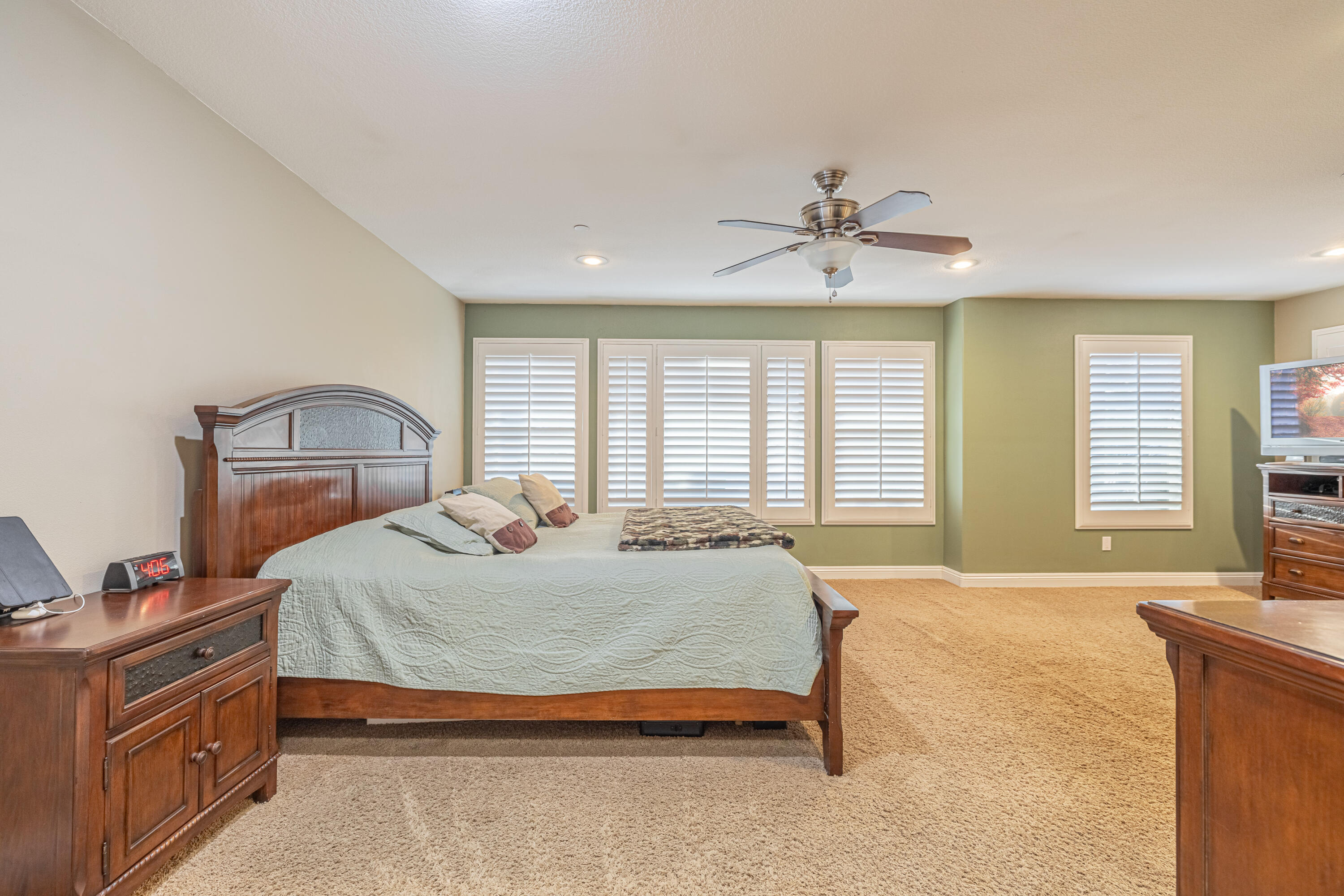 36721 3rd Street West Palmdale, CA 93551 - Photo 22 of 36 Mater bedroom