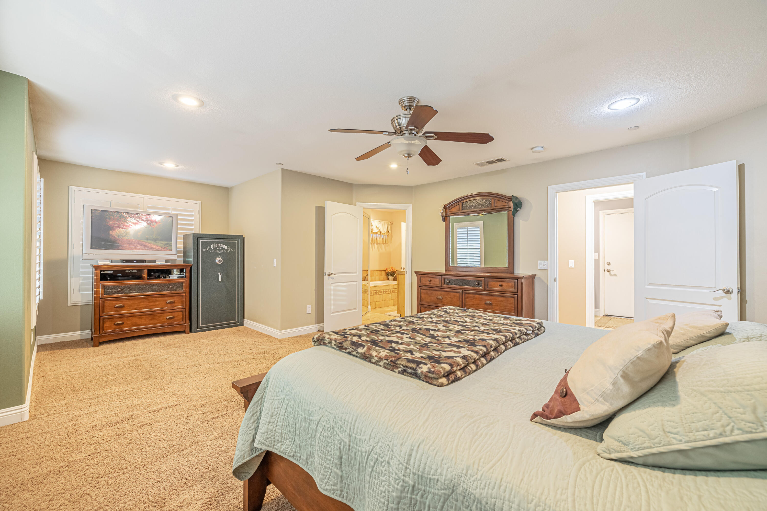 36721 3rd Street West Palmdale, CA 93551 - Photo 23 of 36 Mater bedroom