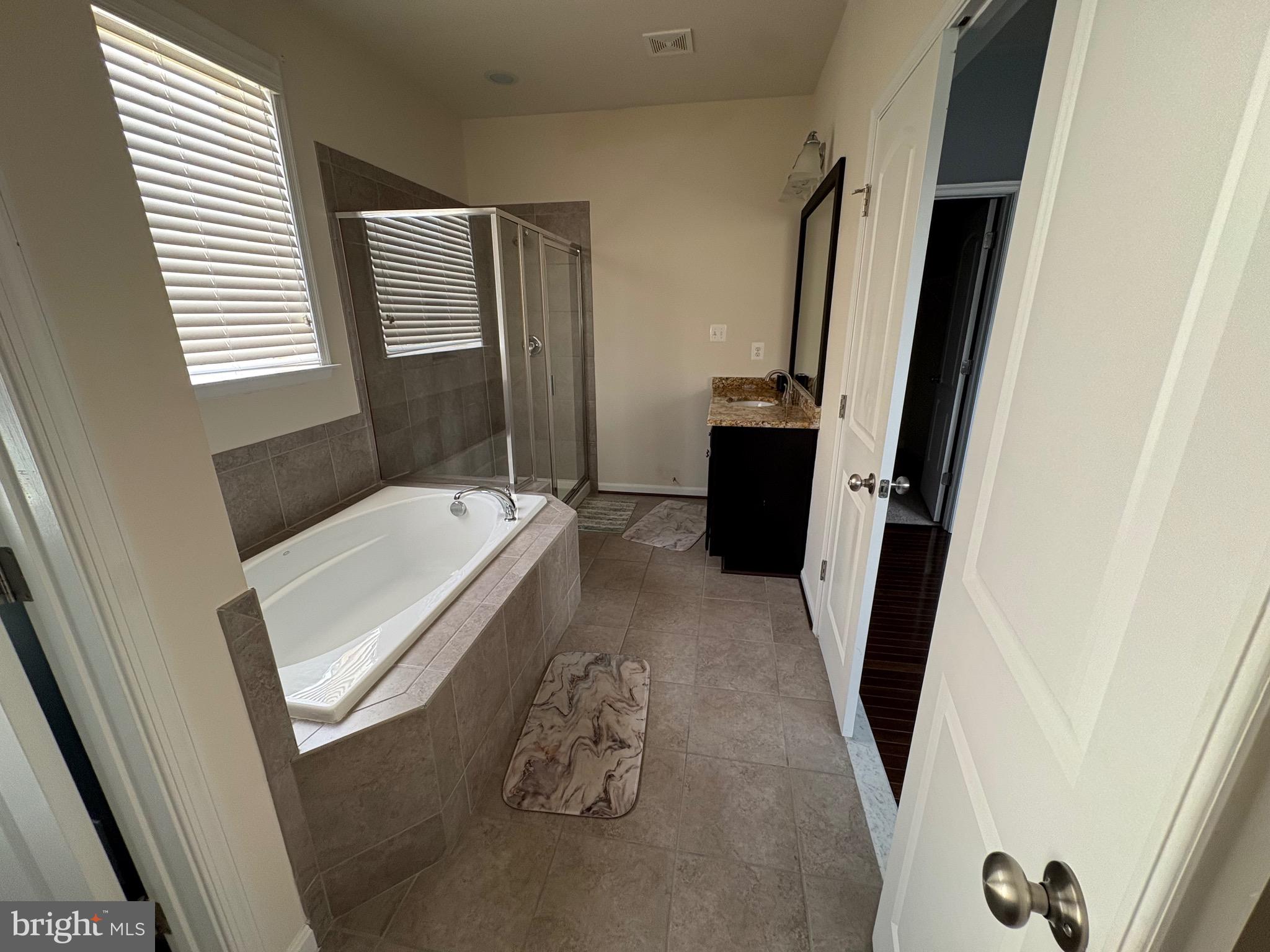 2606 St Nicholas Way Lanham, MD 20706 - Photo 22 of 39 Main full bath with soaking tub