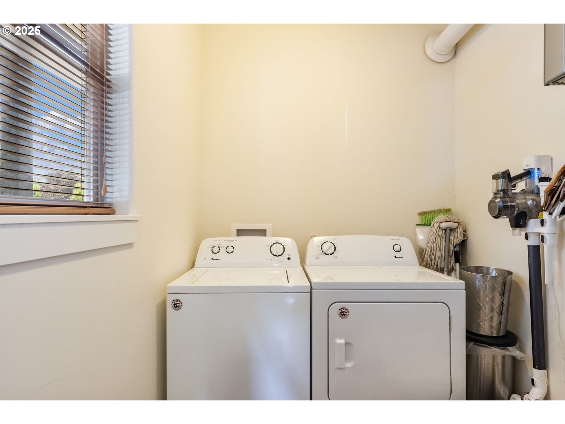 1105 29th Street Hood River, OR 97031 - Photo 33 of 48 Laundry