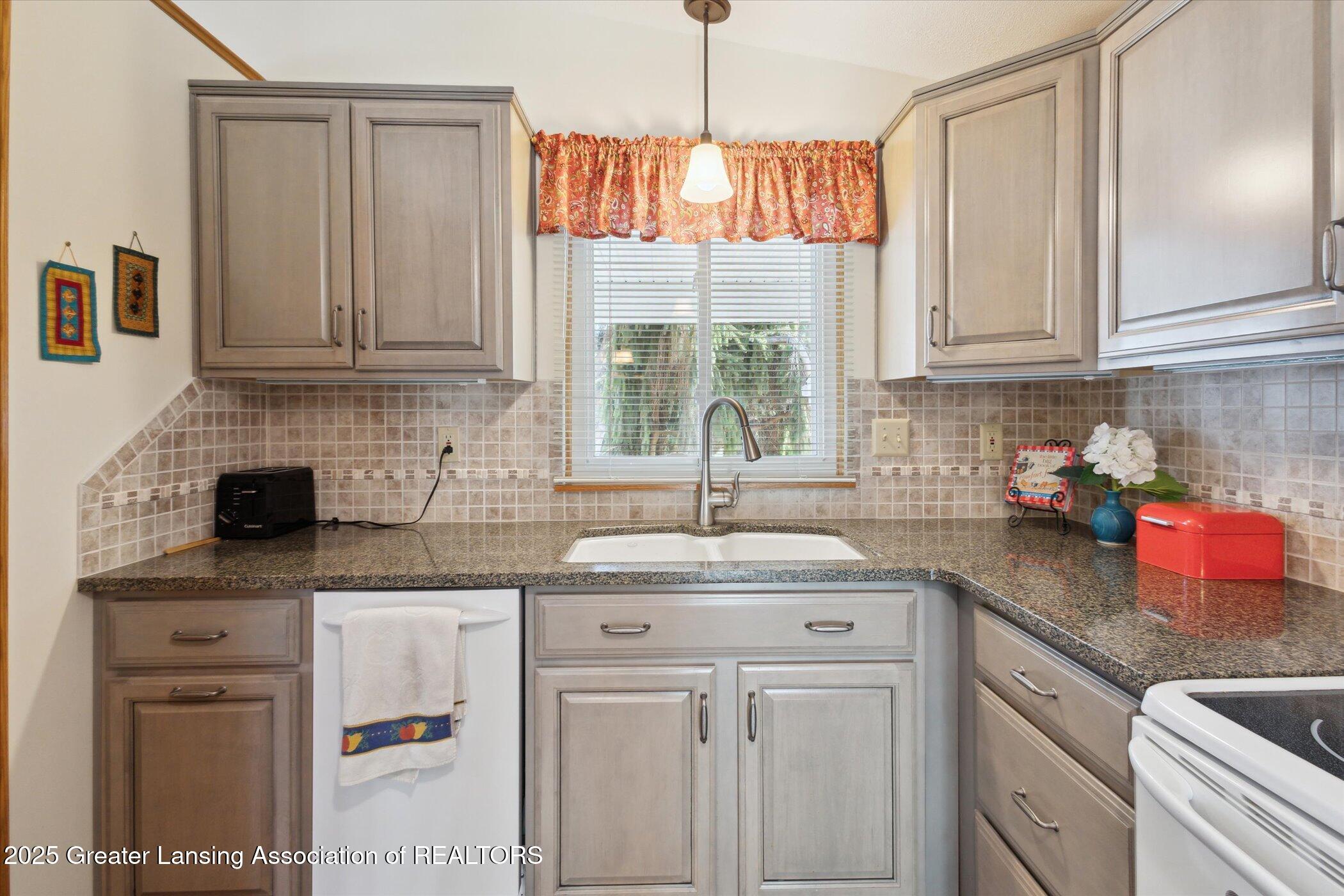 3100 Scarborough Road Lansing, MI 48910 - Photo 9 of 46 13-3100-Scarborough-Rd-Lansing-MI-48910-