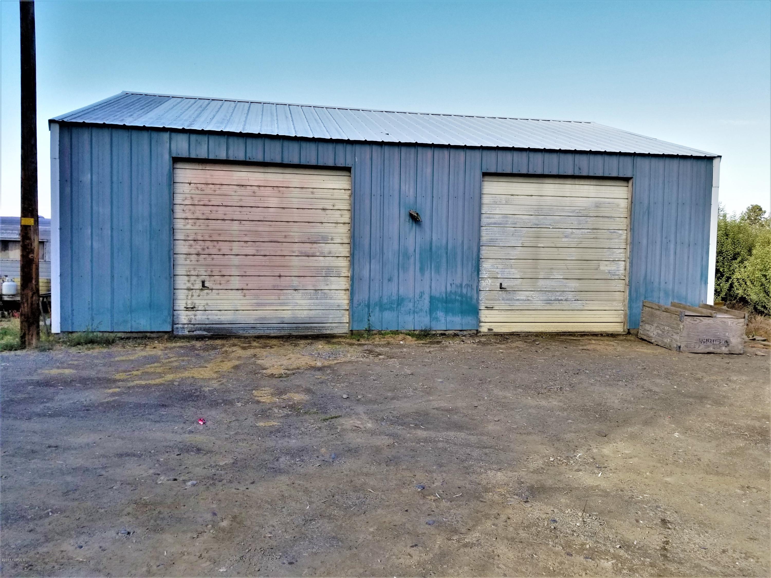 1900 Liberty Road Granger, WA 98932 - Photo 11 of 12 an empty room with an empty space