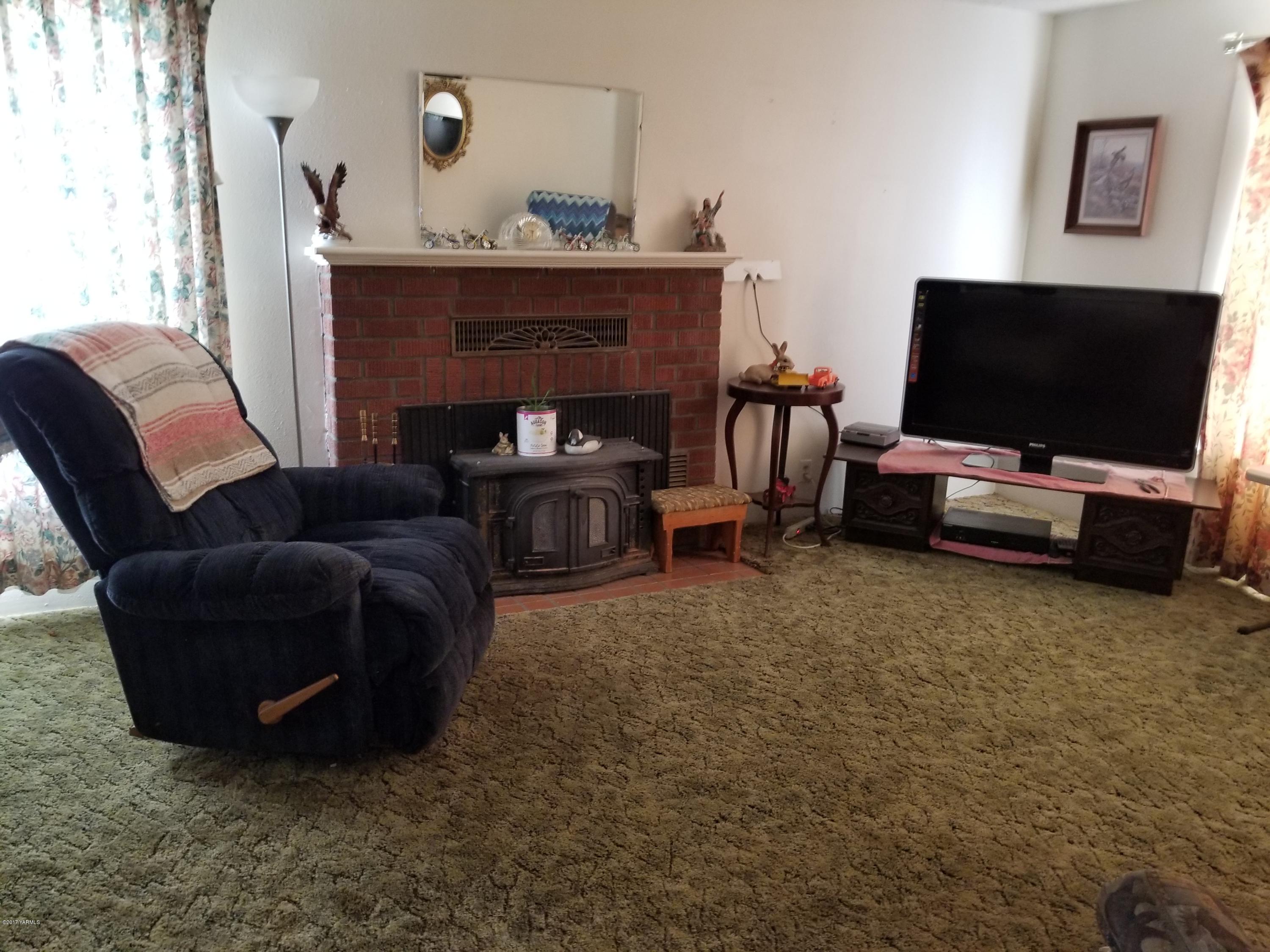 1900 Liberty Road Granger, WA 98932 - Photo 3 of 12 a living room with furniture and a flat screen tv