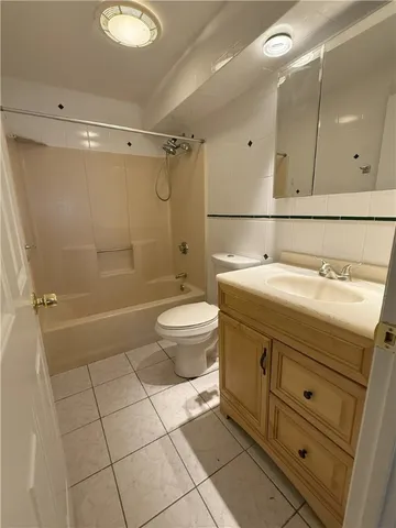 $2,250 | 66 Girard Avenue, Unit 207, Newport, RI 02840